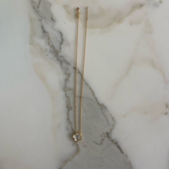 CLOVER NECKLACE - Picture 2 of 3